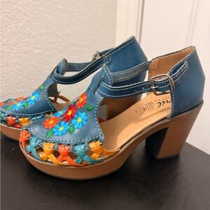 Blue Floral Embroidered Leather Platform Sandals size 8-9 Handmade in Mexico